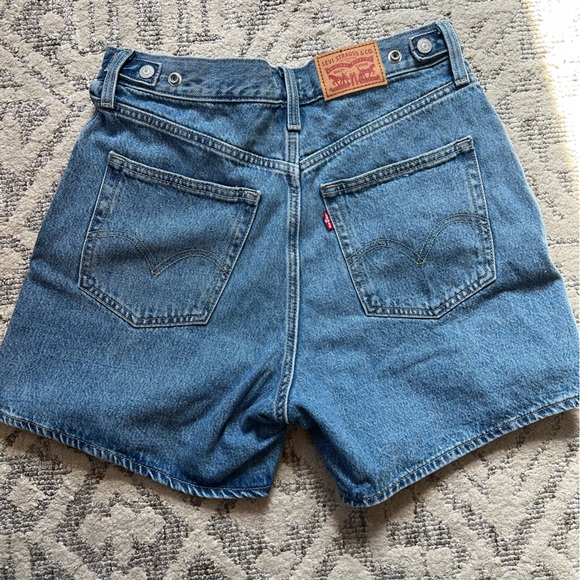Levi’s Cinch Mid-Thigh Women's Shorts Light Blue Jean Shorts - Picture 8 of 10